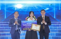 Tân sinh viên Trường ĐH Công nghiệp TP.HCM nhận thưởng xe máy tại lễ khai giảng