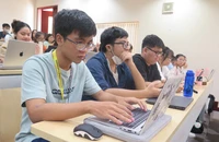 Sinh viên thích thú được giảng viên tận tay hướng dẫn sử dụng ChatGPT
