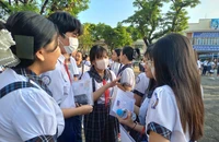 Mang máy tính bỏ túi vào giờ thi Văn, nhiều thí sinh tất bật chạy đi cất