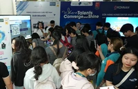 Sinh viên, người lao động ở TP.HCM xếp hàng 'săn' việc làm tại hơn 30 doanh nghiệp