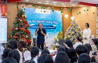 Chính người lớn quyết định 'con trẻ chọn điện thoại hay quyển sách'