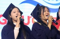 Nữ thủ khoa Trường ĐH Phú Yên cất tiếng hát, cả hội trường nghẹn ngào