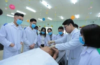 Thu nhập giảng viên 8 trường đại học tại ĐHQG TP.HCM cao bao nhiêu?