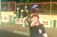 Xác minh vụ nhóm người rượt đuổi, đập phá xe taxi công nghệ giữa phố