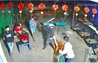 Nghĩ ‘bị nhìn đểu’, nhóm thanh niên cầm hung khí xông vào nhà chém người