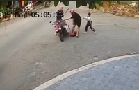 Tài xế ô tô dừng xe giữa đường, dùng gậy đánh người ở Bình Dương