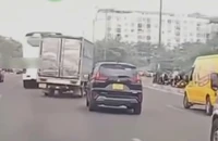CSGT truy tìm xe tải lạng lách, đánh võng trên đường Phạm Văn Đồng