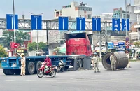 Xe đầu kéo làm rơi cuộn thép hàng chục tấn xuống đường, nhiều người khiếp vía