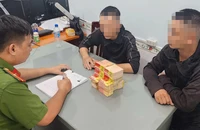 2 thanh niên đi rải tờ rơi quảng cáo cho vay thì gặp công an 