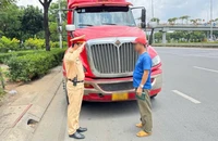 CSGT TP.HCM xử phạt hơn 2.000 trường hợp vượt đèn đỏ, đi xe trên vỉa hè