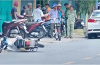 Ô tô va chạm 2 xe máy trước cổng trường ở quận Bình Tân, 4 người bị thương