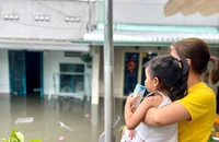 Một số khu vực ở TP.HCM ngập nặng sau mưa, có nơi ngập đến mái hiên