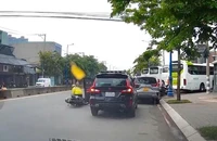 Mở cửa ô tô làm tài xế xe ôm ngã ra đường còn bắt đền 3 triệu đồng