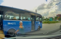 Đình chỉ tài xế xe buýt tạt đầu ô tô trên đường Võ Nguyên Giáp
