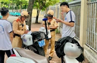 CSGT xử lý gắn với tuyên truyền về giao thông trong học sinh, sinh viên dịp hè 2025