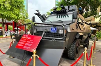 Người dân TP.HCM thích thú với dàn xe đặc chủng của Bộ Công an