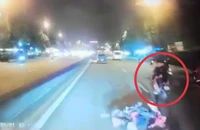 Cho rằng bị tạt đầu xe, 2 thiếu niên đạp ngã xe người đi đường 