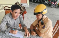 Xử phạt người đàn ông chạy xe 3 bánh ngược chiều ở quận 12