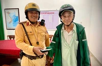 CSGT Hàng Xanh liên hệ trả lại ví cho người đánh rơi