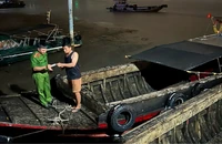 TP.HCM: CSGT kiểm tra nhiều phương tiện thủy trên sông Phú Xuân