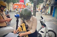 CSGT Bến Thành khuyến cáo lộ trình thay thế khi phạt người chạy xe trên vỉa hè 