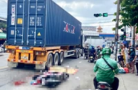 Phường Dĩ An, TP.HCM: Va chạm với xe container chạy cùng chiều, 1 phụ nữ tử vong 