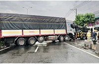 TP.HCM: Xe tải nặng tông dải phân cách, đường Lê Đức Anh kẹt cứng nhiều giờ