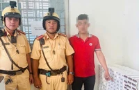 CSGT bắt quả tang nam thanh niên chở hơn 1.000 gói thuốc lá lậu 