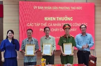 Kịp thời hô hoán, dập đám cháy ở chợ Thủ Đức, 2 người dân được khen thưởng