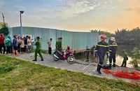 TP.HCM: Cảnh sát lặn tìm người rơi xuống cống cạnh hồ nước bên đường Nguyễn Văn Linh