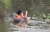 Cảnh sát tìm thấy thi thể tài xế bị nước cuốn vào cống 