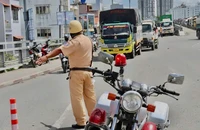 Nhiều xe chết máy trên cầu Phú Mỹ do hết nhiên liệu, gây ùn tắc kéo dài