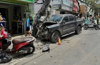 Video: Xe bán tải mất lái tông gãy trụ điện khiến 2 người nguy kịch