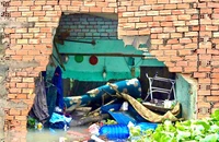 Phường Tam Bình, TP.HCM: Sau cơn mưa lớn tường nhà đổ sập, nước vẫn còn sau 1 đêm