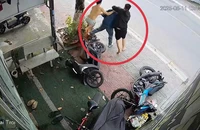 Người dân vây bắt kẻ giả khách mua vàng rồi cướp giật lắc tay bỏ chạy