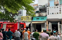 TP.HCM: Cảnh sát cứu 3 người trong đám cháy lớn trên đường Nguyễn Thượng Hiền