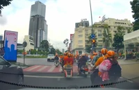 Xác minh đoàn xe nối đuôi nhau vượt đèn đỏ ở trung tâm TP.HCM