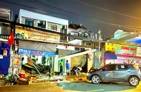 TP.HCM: Ô tô tông sập 2 nhà dân, 2 người bị thương nặng trên đường Tỉnh lộ 43