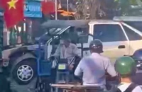 TP.HCM: Chạy xe ba gác chở vỏ ô tô cồng kềnh bị phạt 10 triệu, tịch thu xe