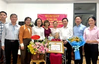 Lãnh đạo Thành ủy TP.HCM trao Huy hiệu 80 năm tuổi Đảng cho cụ bà Trần Thị Quất