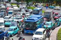 Ùn ứ kéo dài nhiều km trên đường Phạm Văn Đồng, xe nhích từng mét