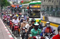 CSGT túc trực điều tiết giao thông, phát nước hỗ trợ người dân về nghỉ Lễ