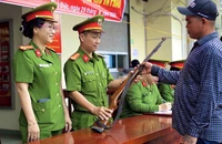Người dân phường Thủ Đức nộp kiếm, súng hơi, súng điện 