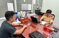 Xác minh, xử lý tài xế xe bán tải chạy xe kiểu ‘nửa vời’ trên lề đường