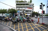 Dừng xe đè vạch mắt võng, tài xế xe buýt ở TP.HCM bị xử phạt