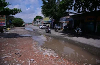 Người dân 'nín thở' đi qua đường Kha Vạn Cân vì ổ gà, rác thải và nước đọng