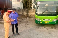 Xử phạt tài xế xe buýt chạy lên vỉa hè trên đường Nguyễn Văn Bứa