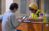 Vi phạm nồng độ cồn vượt mức kịch khung, lái xe không chịu ký biên bản vi phạm