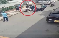 Thanh niên chở bạn gái hành hung 2 nam học sinh vì cho rằng nẹt pô