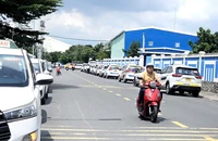 Bất chấp biển cấm, ô tô đậu tràn lan xung quanh sân bay Tân Sơn Nhất